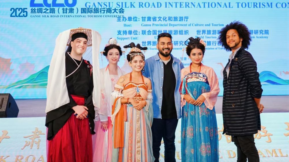 在4月7日召开的2025丝绸之路(甘肃)国际旅行商大会上,帕维特拉·拉玛达斯(右二)体验汉服造型。(受访者供图)