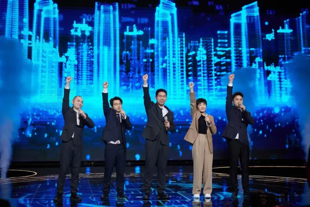 顾善植（中）与团队成员在《夺金2025》节目上，表现亮眼。