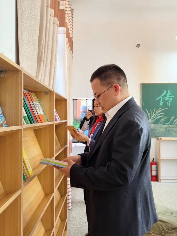 捐赠读物的企业家