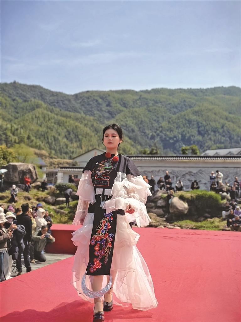 船坑村国潮畲族服装走秀