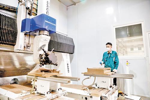 4月8日，在汉沽东方弘叶家具制造有限公司共享实木家具工厂内，五轴加工中心正制作异形家具。 本报记者 师 源摄