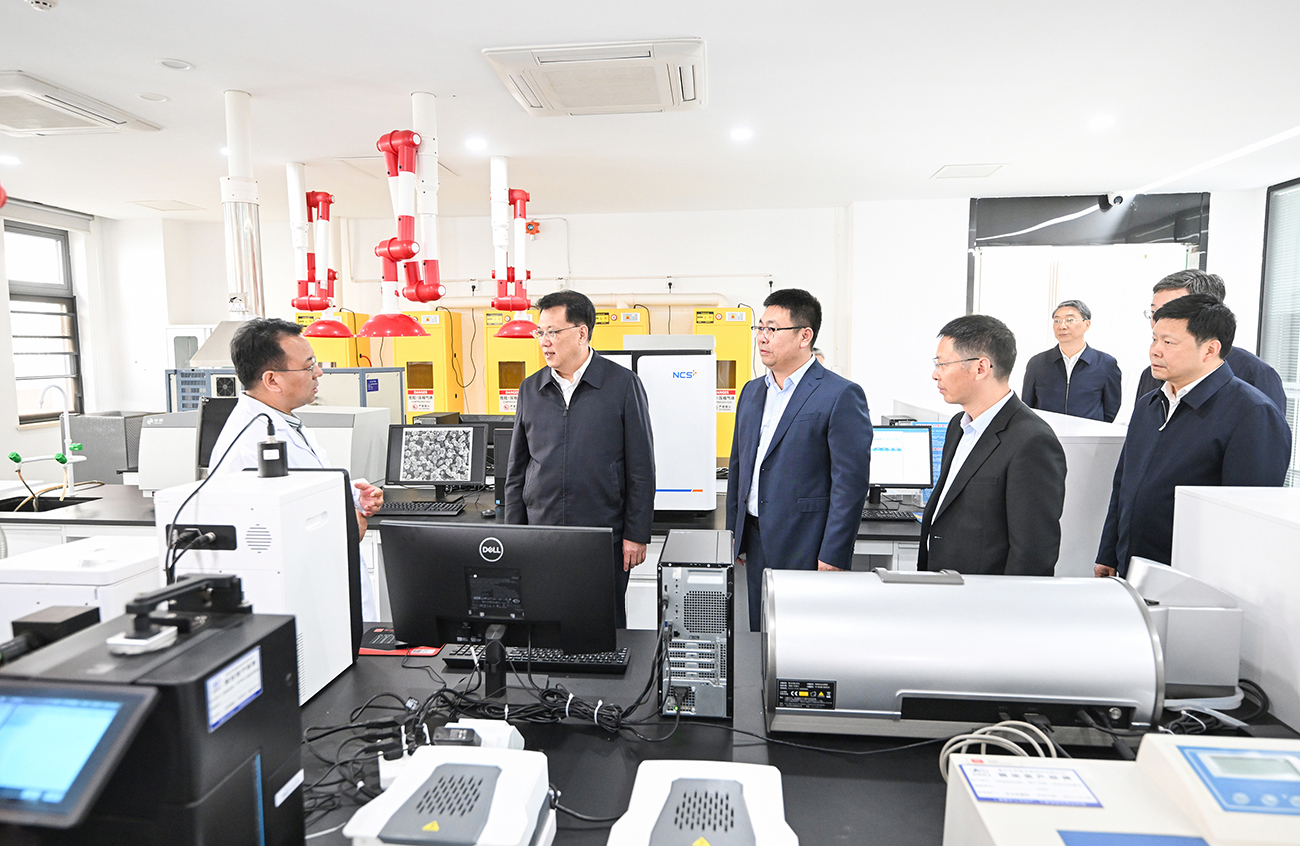 4月17日，在綦江重庆有研重冶新材料公司，市委书记袁家军同科研人员交流。记者 苏思 摄