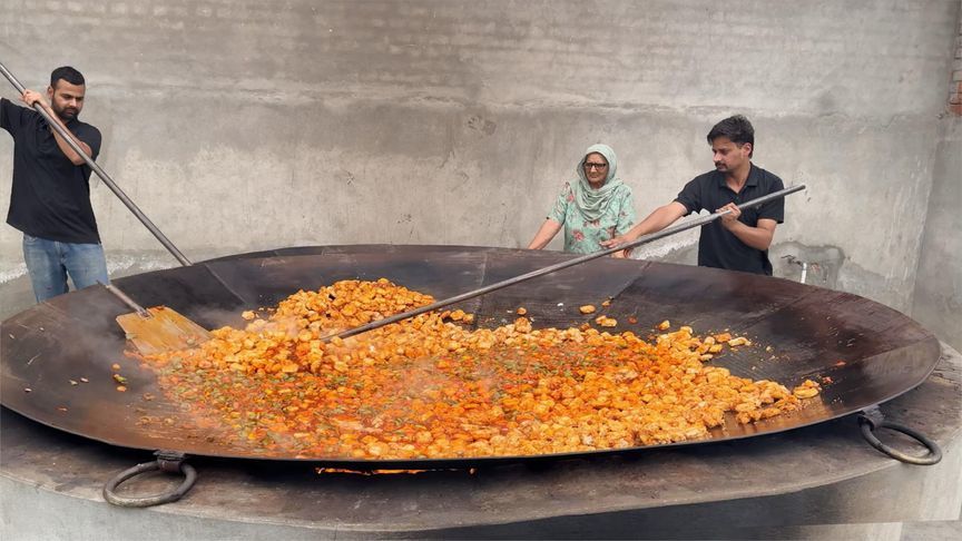 印度奶奶自学中国菜，4米大锅炒麻婆豆腐，全村穷人堵门口抢着吃