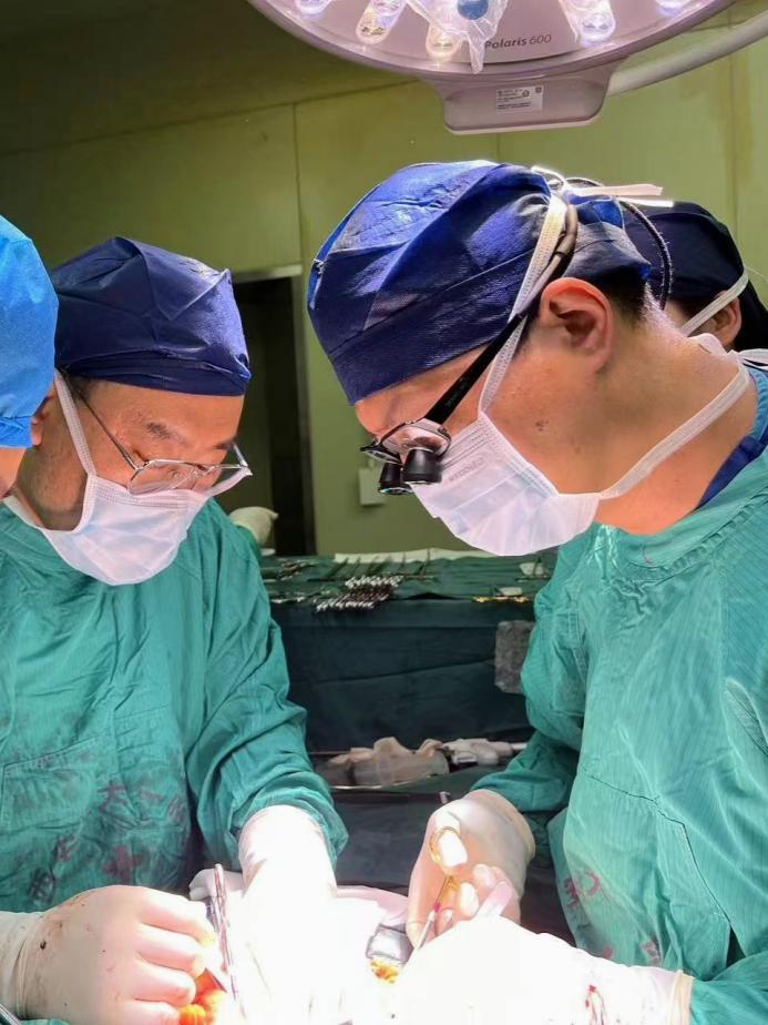 王博教授团队肝移植手术术中