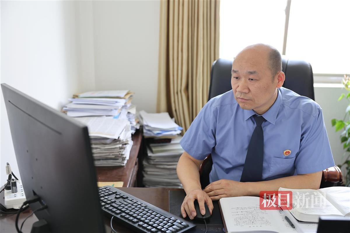 承办检察官查看案卷资料