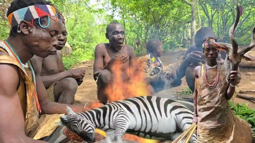 哈扎比部落在雨季狩猎大捻角羚烹饪美食，豪横的手法，大呼过瘾