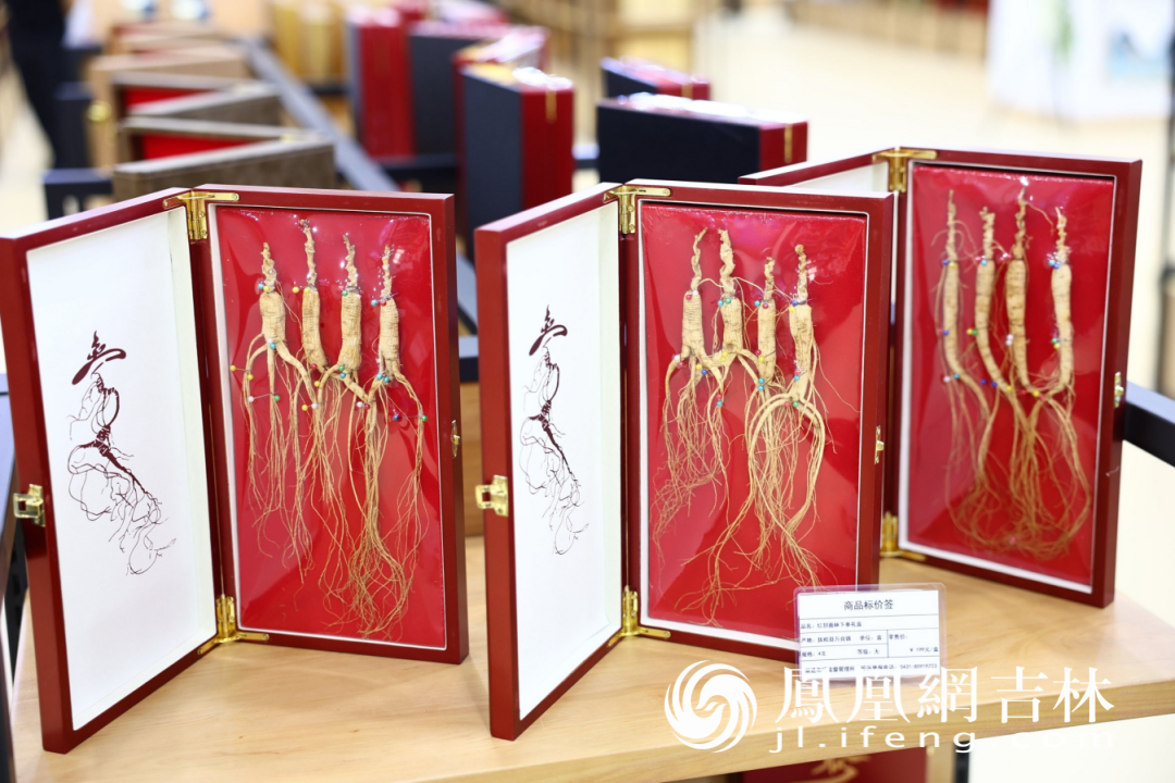 展销中心内,吉林长白山人参产品琳琅满目。