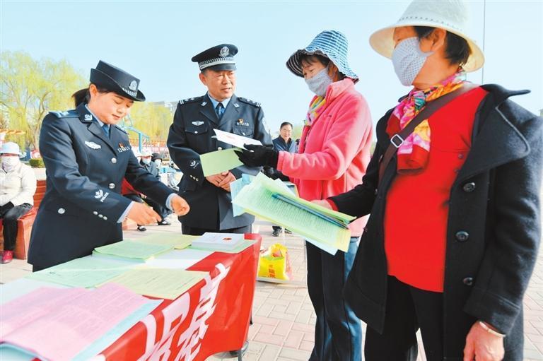 在临泽县文化体育广场，当地公安民警开展全民国家安全教育日现场宣传教育活动。新甘肃·甘肃日报通讯员　安学海