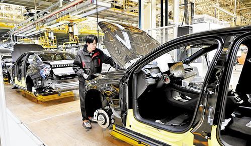 4月11日，在领克汽车张家口工厂总装车间内，工人在装配汽车零件。 本报记者 郭晓通摄