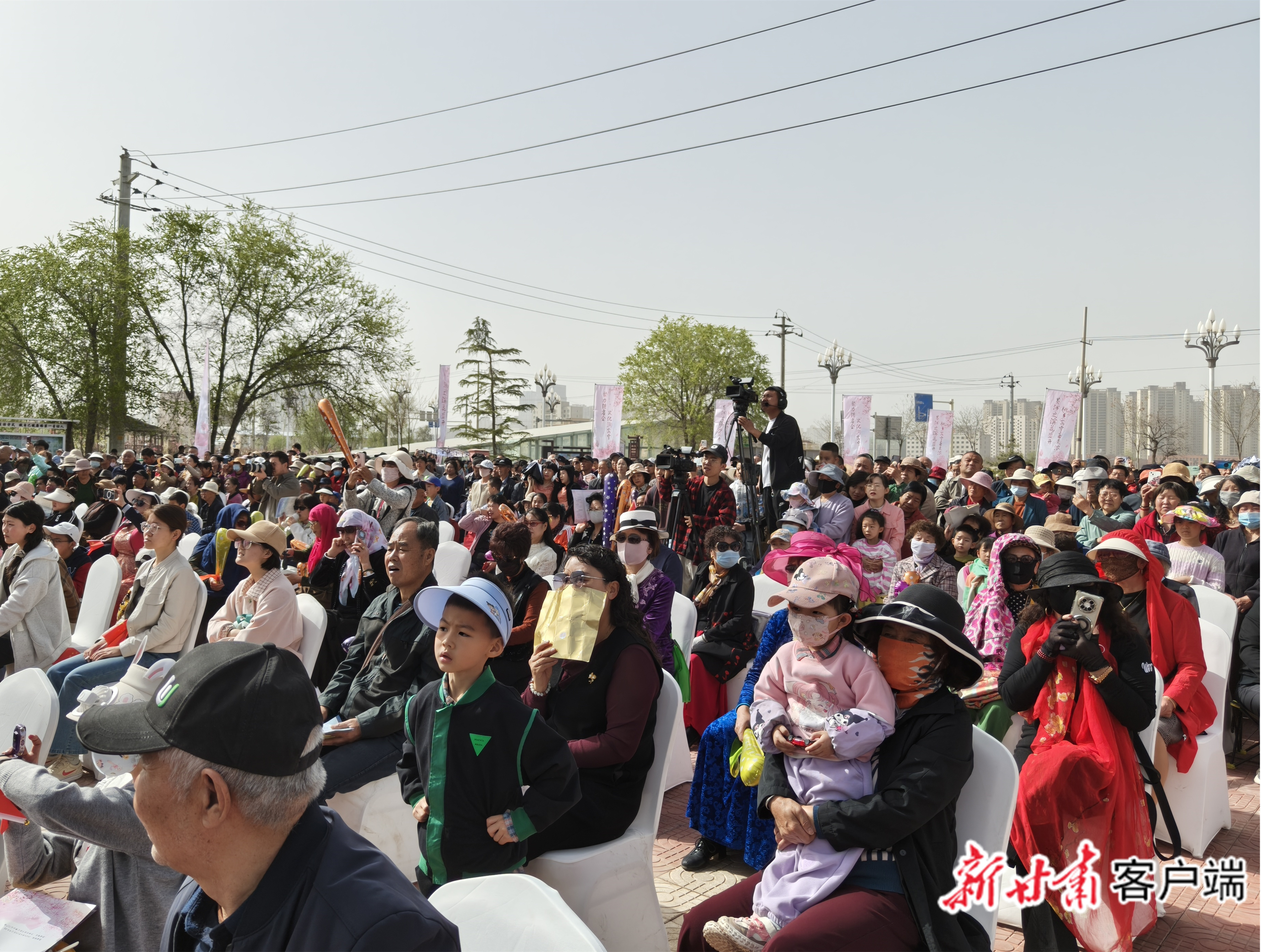 开幕式活动现场吸引了众多游客前来参观