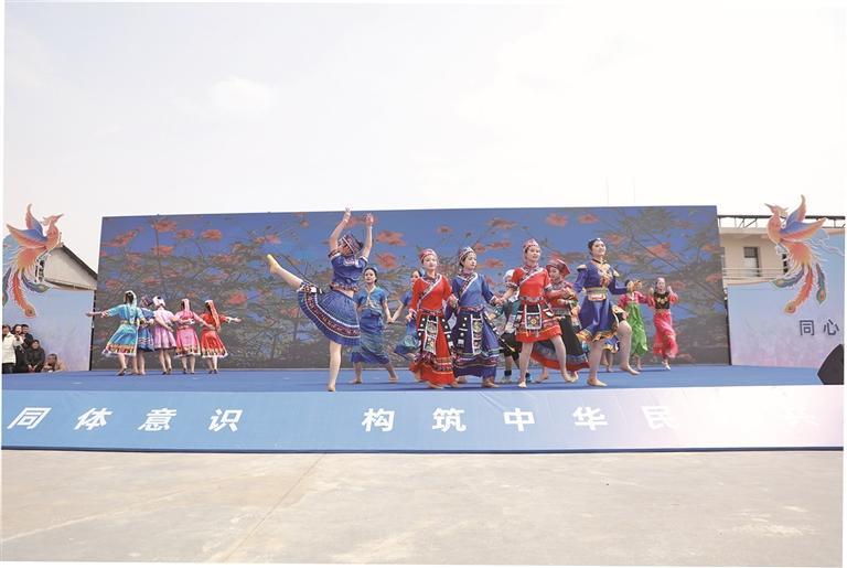 兰子村畲族姑娘跳起欢快的舞蹈 薛南 摄