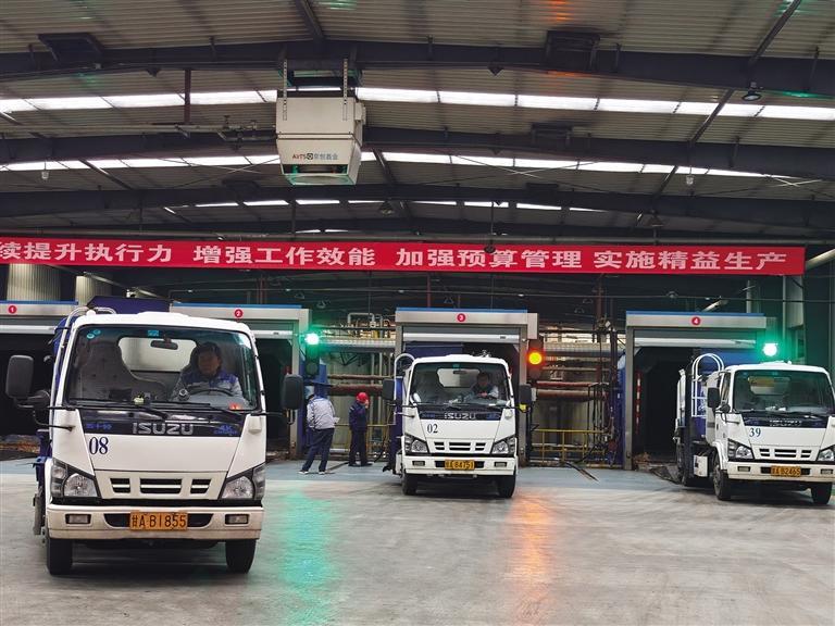 餐厨垃圾被倒进投料口