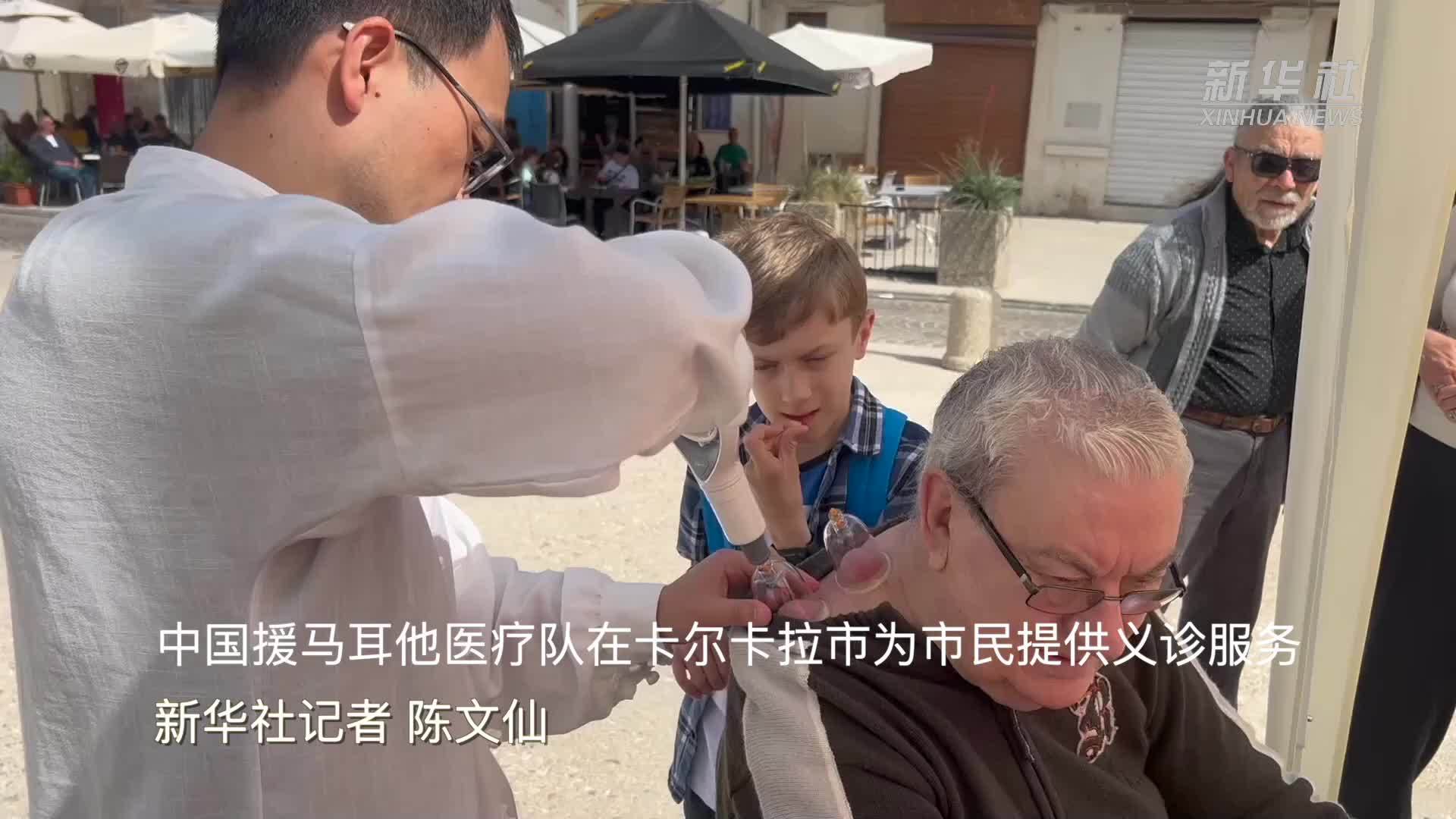 中国援马耳他医疗队在卡尔卡拉市为市民提供义诊服务