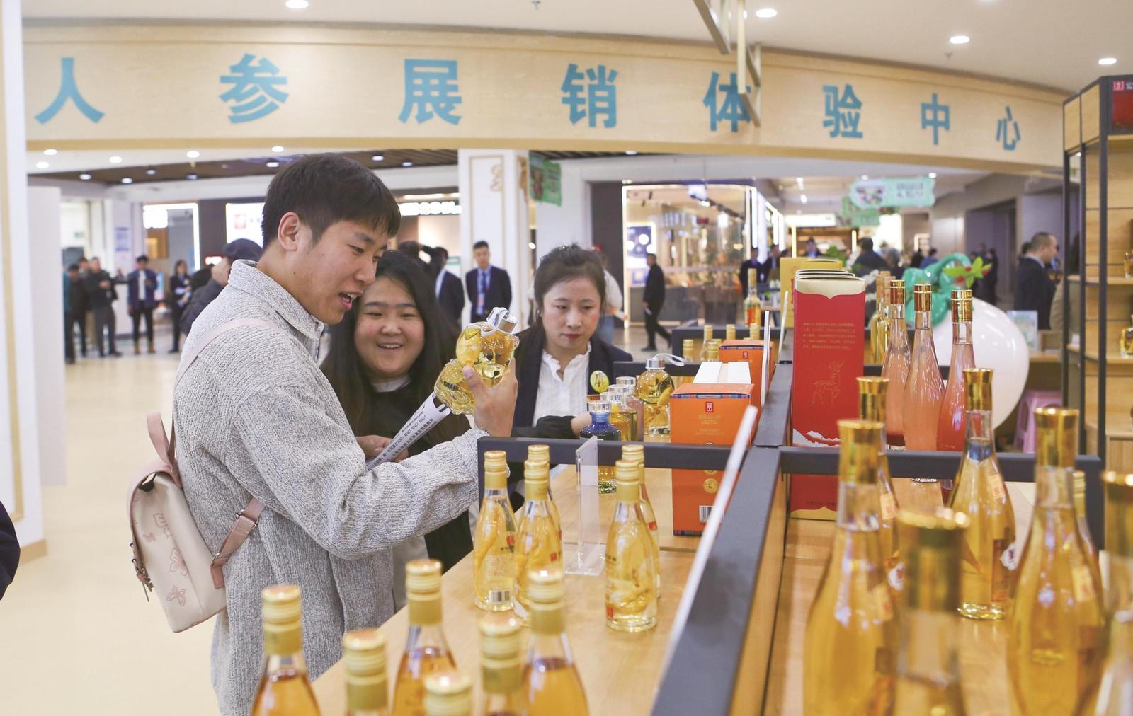 4月15日，吉林长白山人参展销体验中心在长春市欧亚卖场启幕，琳琅满目的人参制品吸引了消费者纷纷驻足选购。 刘奥琪 摄