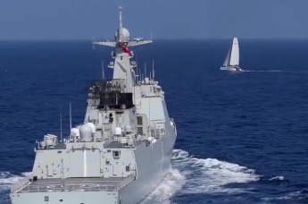 安全感爆棚！我国帆船在亚丁湾得到包头舰护航