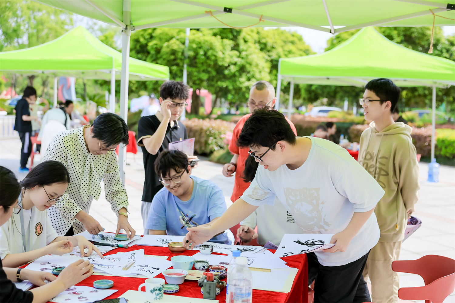 多彩非遗进校园 传承技艺育新人 在万里校园“邂逅”非遗匠心之作