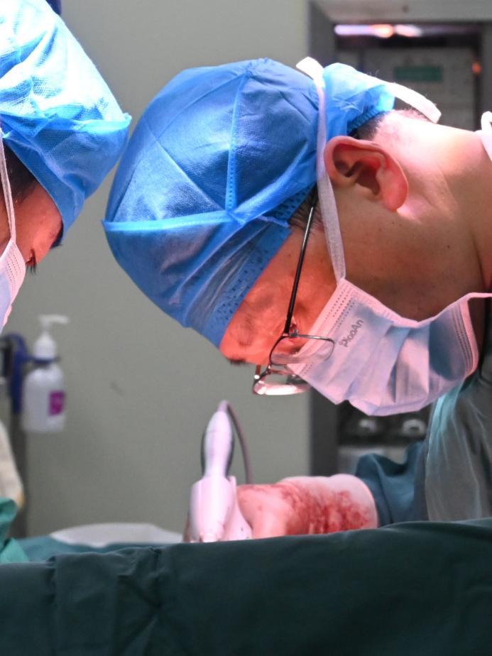 刘学民教授团队肝移植手术术中