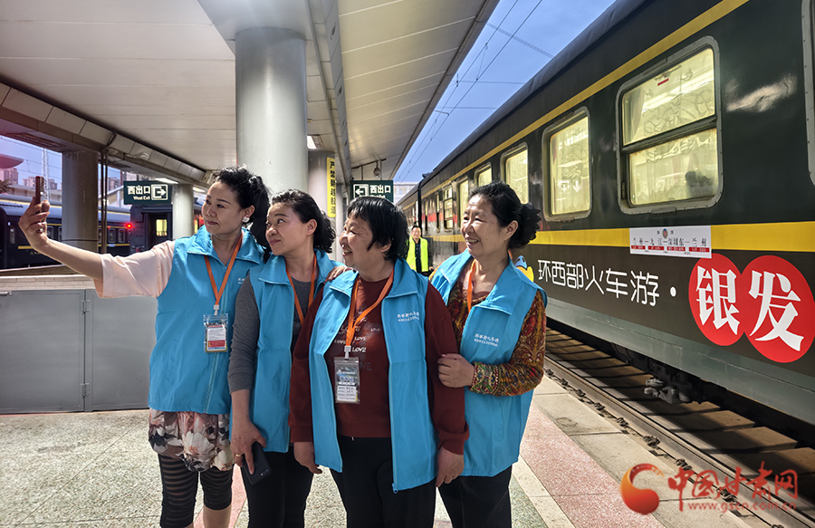 旅客在出发前合影 曹文福 摄