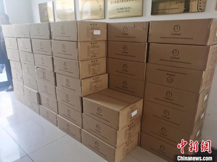 近日，辽韩企业合作开发的3万片新柞蚕丝深加工产品“100%蚕丝面膜”从大连海关通关并运抵位于营口的中天蚕业。周福昌 摄