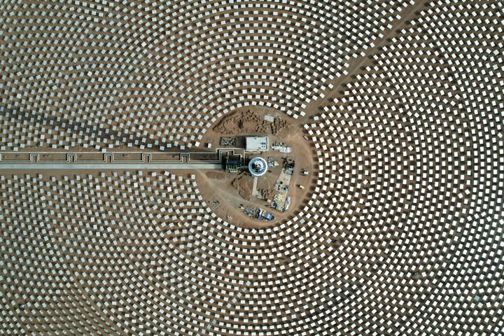 这是2025年4月8日在甘肃省酒泉市瓜州县拍摄的三峡恒基能脉瓜州“双塔一机”光热电站局部景象（无人机照片）　新华社记者　张睿　摄