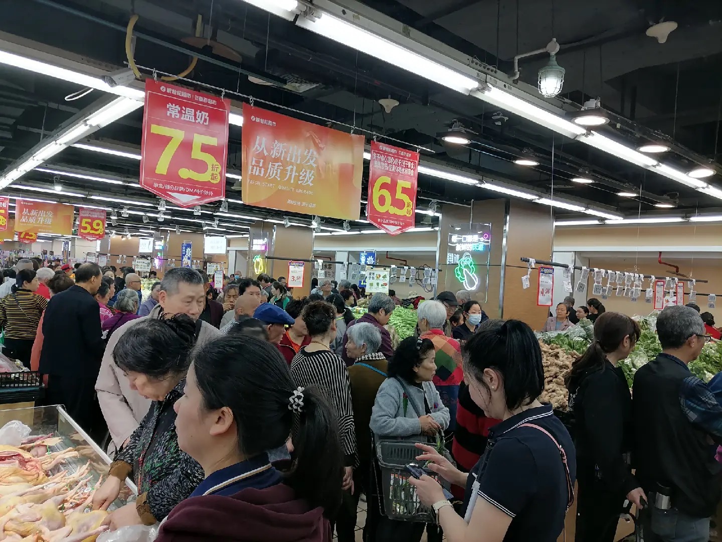 调改升级后的重百新世纪超市门店人气旺。受访者供图