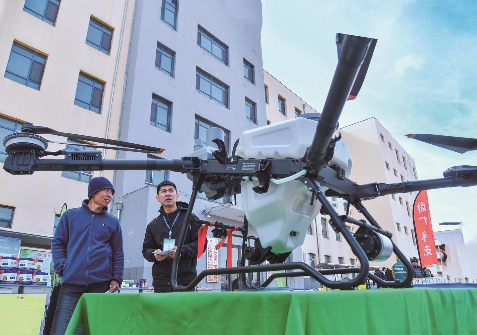吉林市昌邑区桦皮厂镇与昌邑区农业农村局携手举办了“邑兴繁桦、农业换新、惠普农家”科技赋能、服务三农大型活动，集中展示了丰富多样的农资与农机产品，吸引农民们纷纷到场选购心仪的农机
