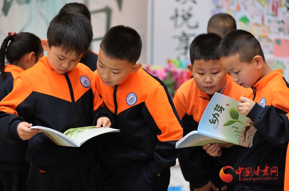 老师鼓励同学们自己制作图书,吸引了众多师生驻足欣赏。