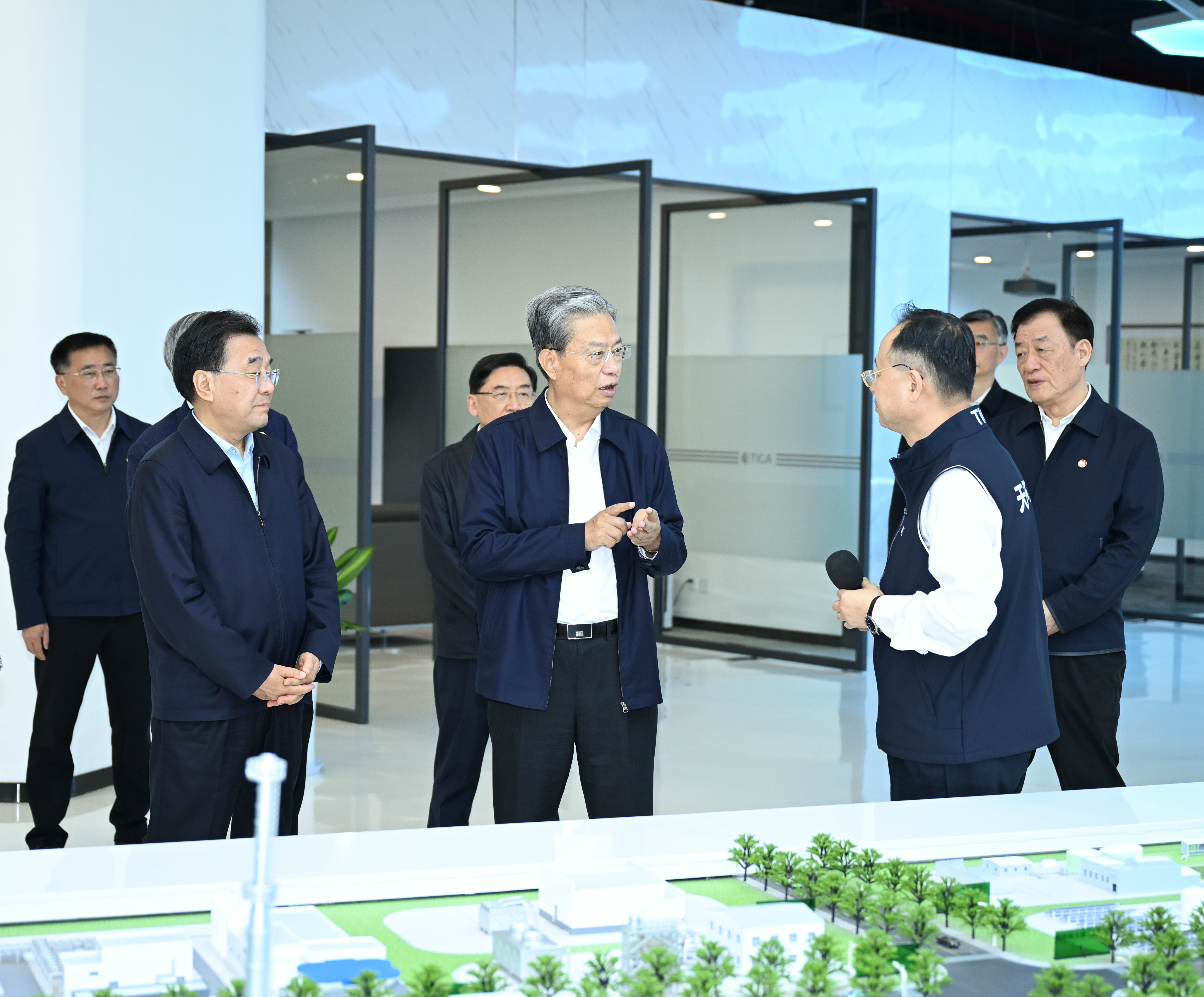 4月14日至17日，中共中央政治局常委、全国人大常委会委员长赵乐际在江苏、安徽调研。这是4月15日，赵乐际在江苏省南京天加环境科技有限公司调研。新华社记者 李响 摄