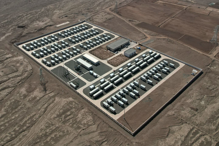 这是2025年3月11日在甘肃省张掖市临泽县境内拍摄的临泽天海200MW/400MWh共享储能电站（无人机照片）　新华社记者　张睿　摄