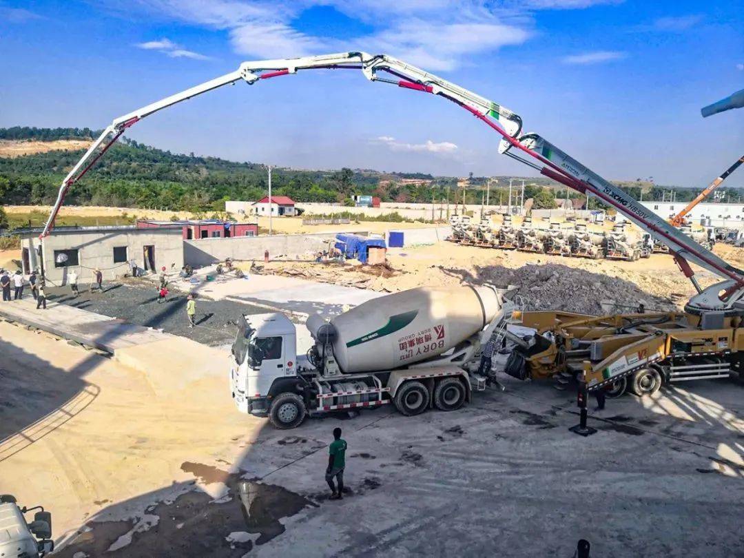 徐工泵车HB50+徐工搅拌车 地点：柬埔寨博瑞集团  工业园区建设.jpg