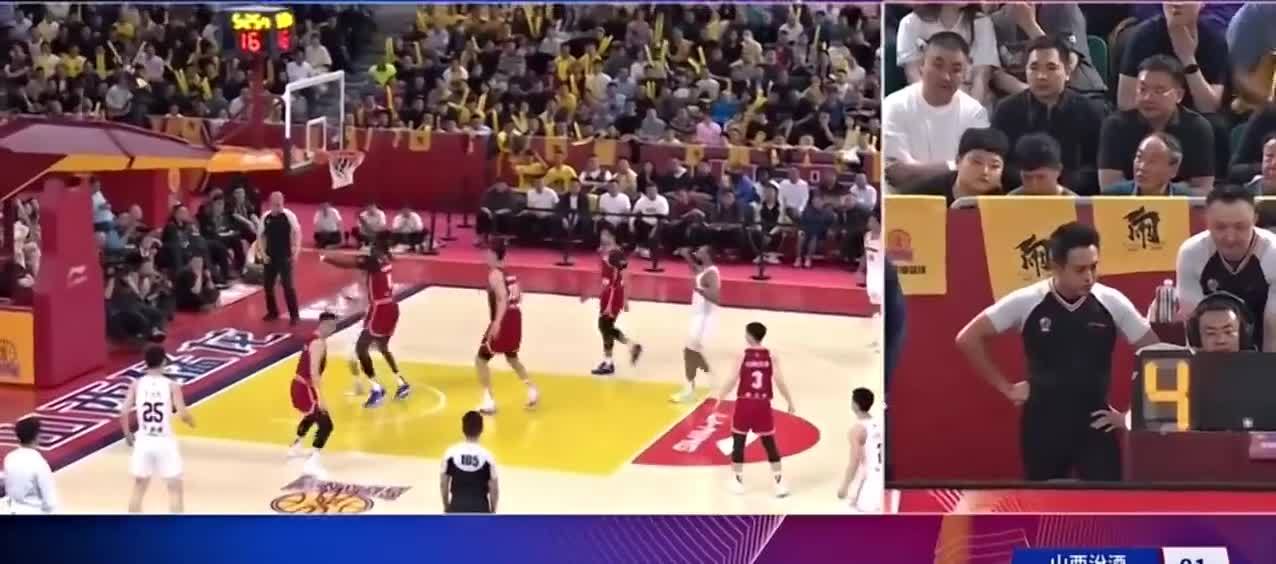 杜锋怒喷裁判：CTMD，对面拉人违体你不判