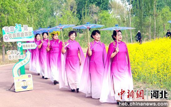 图为当地旗袍秀爱好者在大运河畔表演。 靳东凯 摄