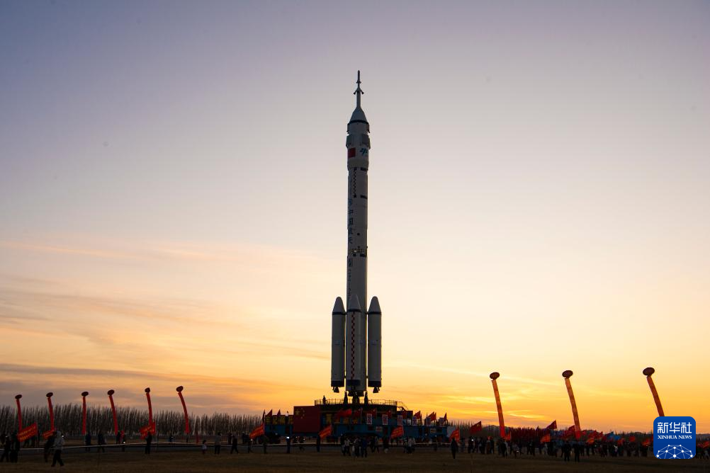 4月16日,神舟二十号载人飞船与长征二号F遥二十运载火箭组合体在垂直转运中。新华社发(汪江波 摄)