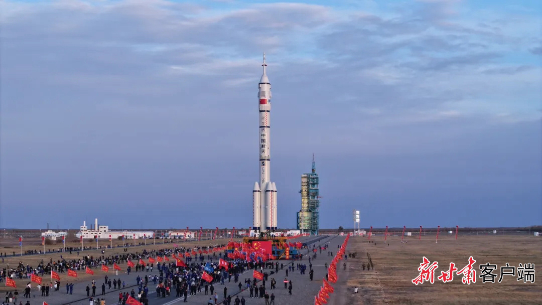 游客在酒泉发射中心观礼（资料图）