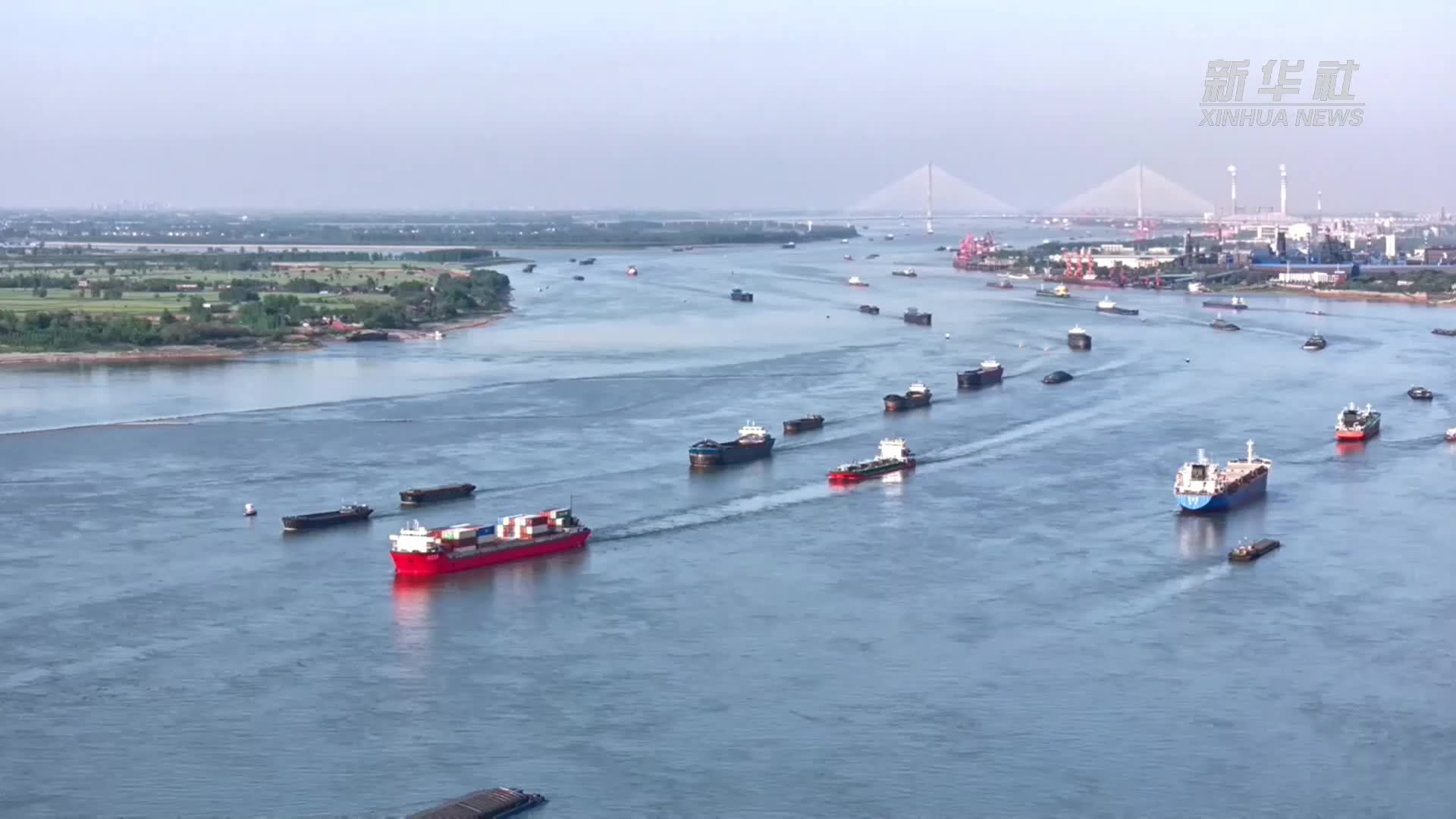 安徽芜湖：长江航道百舸争流