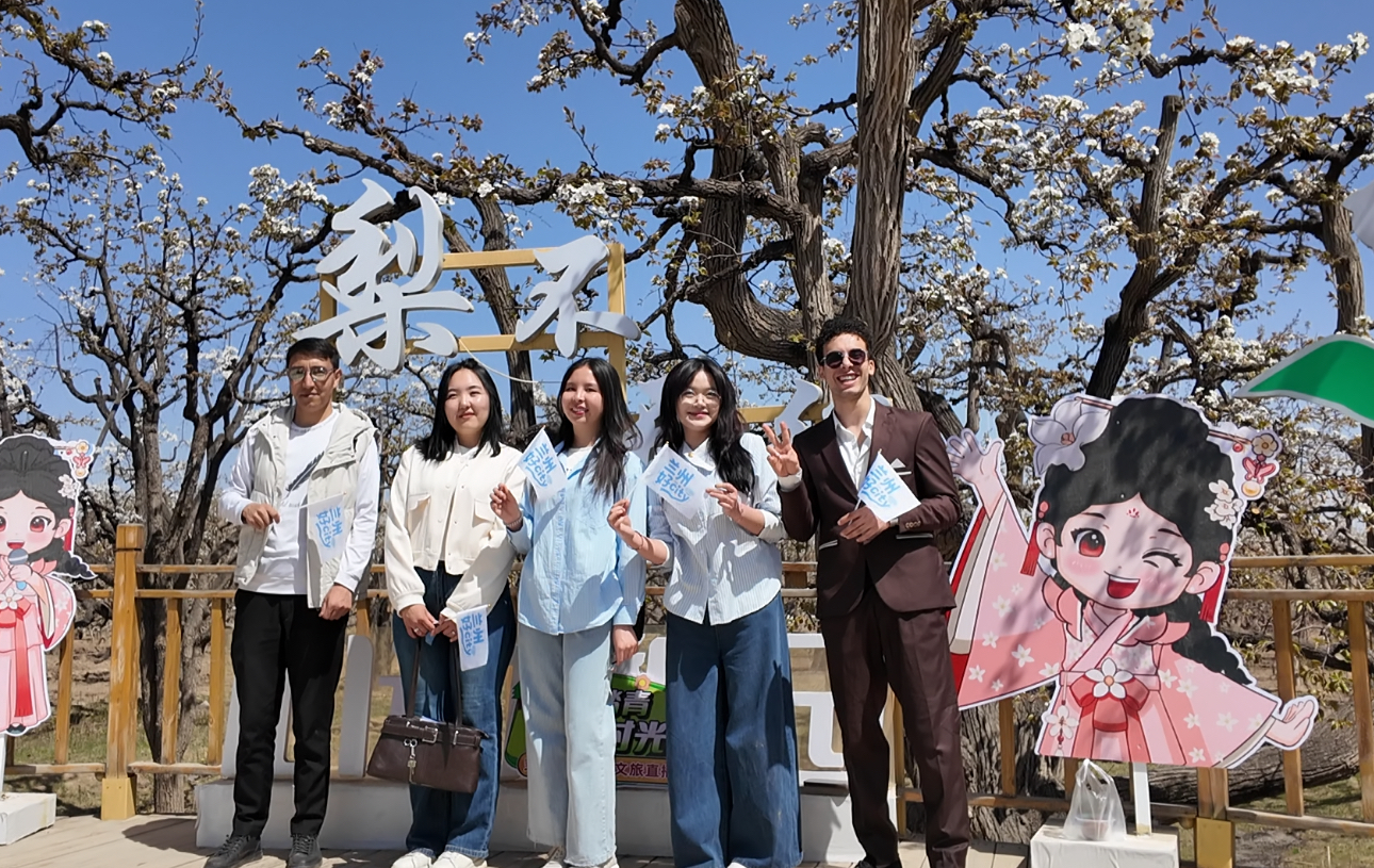 外籍留学生在梨园合影留念