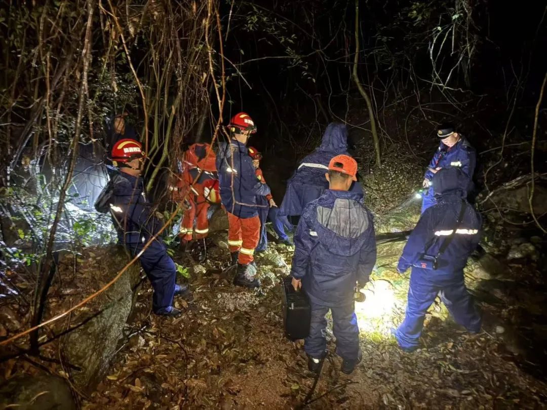 救援人员营救被困“驴友”