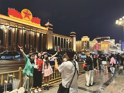 游客与江西省美术馆合影