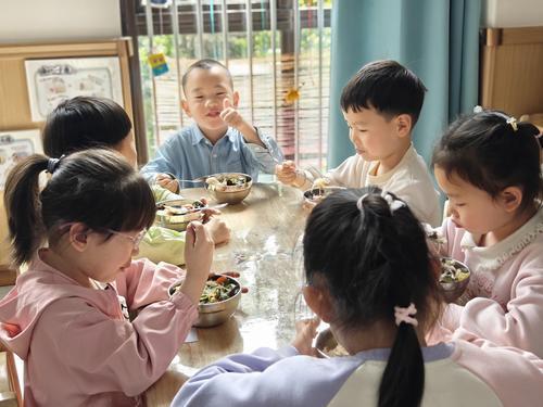 渝北区龙兴幼儿园的孩子正在用餐。受访者供图