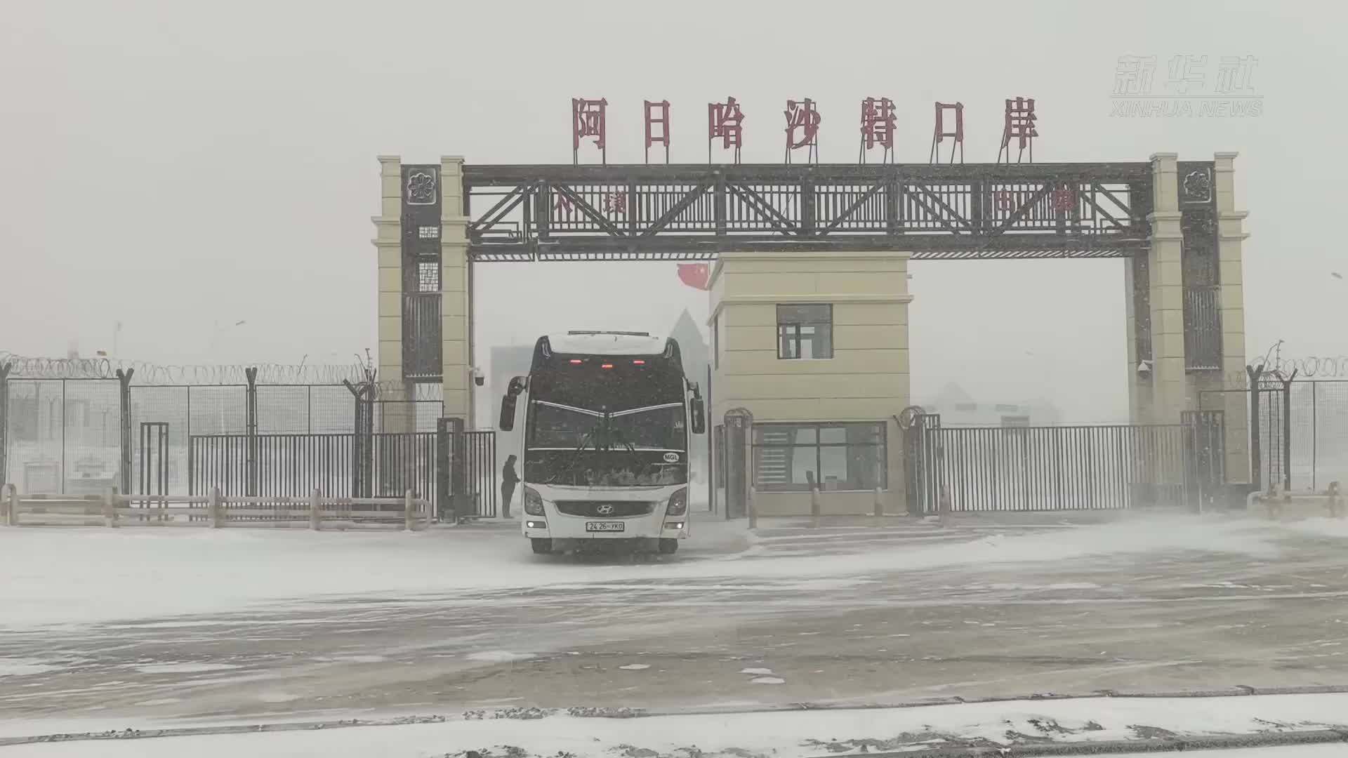 500多名旅客滞留口岸 移民管理警察彻夜守护