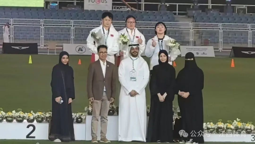 万雨轩在领奖台(后排左一)