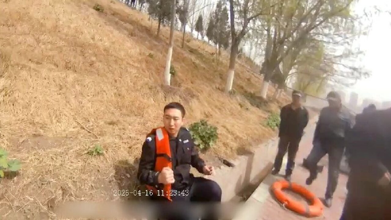 救人上岸后，辅警吴谨帆已体力透支。