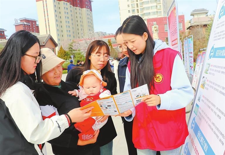 志愿者在静宁县成纪文化广场向群众讲解国家安全相关法律法规知识　新甘肃·甘肃日报通讯员　王毅
