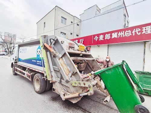 4月4日，衡水市冀州区大刘家庄村，河北省冀信环保科技有限公司的清运员正在清运垃圾。李亚飞摄