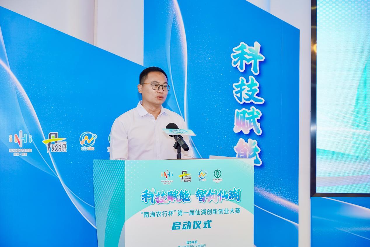 南海区丹灶镇党委副书记、镇长钟强