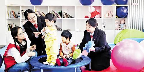 3月19日，雄安新区容东片区定安社区“红色管家”在社区进行“关爱儿童”主题活动，陪伴孩子们进行早教游戏。本报资料片