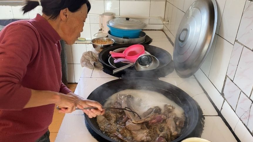 内蒙古牧民家吃羊肉吓人，手把肉烤羊背一顿吃一只，真是太豪横了