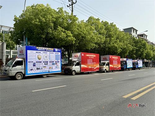 宣传巡游车辆(叶斯妮 摄)