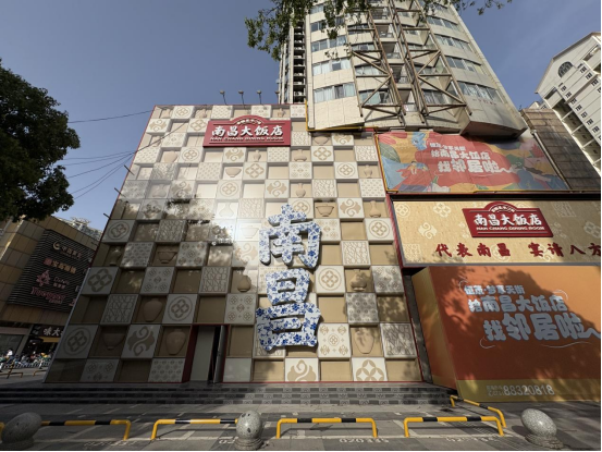 南昌八一广场附近突现巨幅城市地标 新晋打卡点引爆文旅热潮