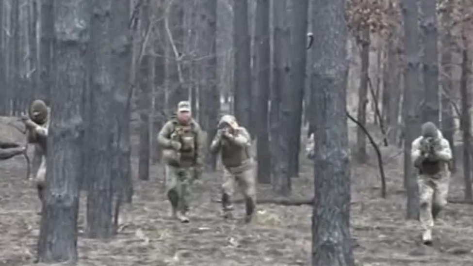 俄军在库尔斯克前线进行实施情景训练